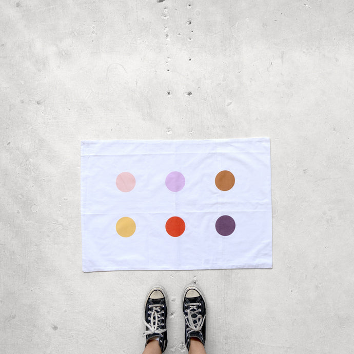 97. 6 COLOUR SPOT PILLOWCASE